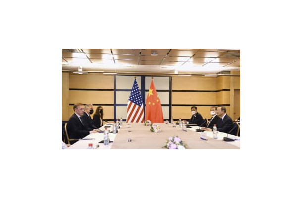 サリバン米大統領補佐官（左端）と会談する中国の楊潔チ共産党政治局員（右端）＝13日、ルクセンブルク（新華社＝共同）