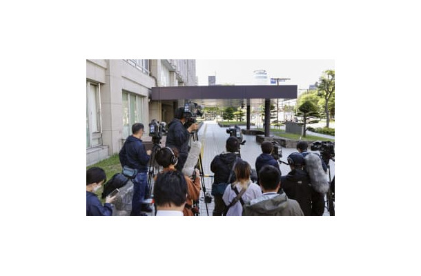 「聴聞」が実施される国交省北海道運輸局前に集まった報道陣＝14日午前、札幌市中央区