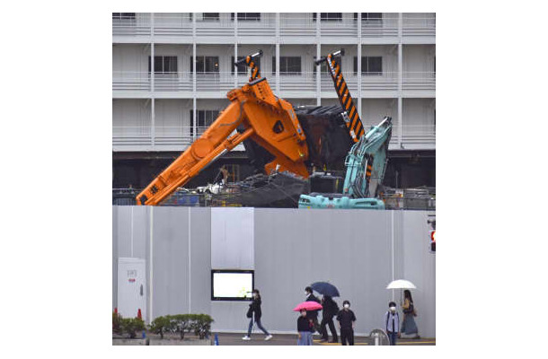 東京都新宿区の工事現場で転倒したクレーン車＝14日午後6時45分