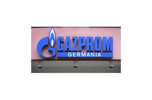 ベルリンの社屋に掲げられたガスプロム・ゲルマニアのロゴ（AP＝共同）