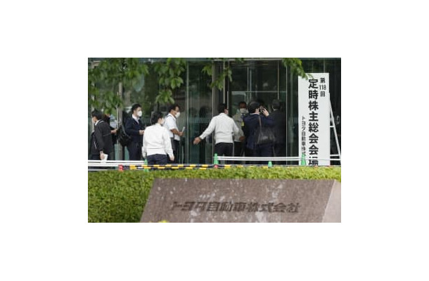 トヨタ自動車の定時株主総会の会場に入る株主ら＝15日午前、愛知県豊田市の本社