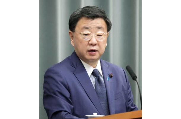記者会見する松野官房長官＝15日午前、首相官邸