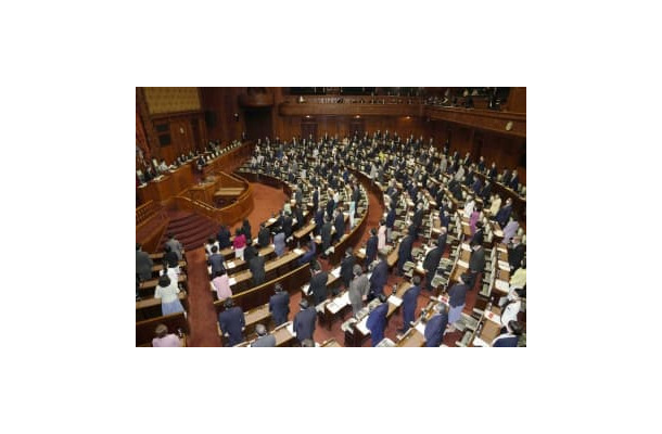 AV被害救済法が可決、成立した参院本会議＝15日午後