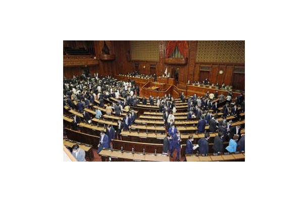 第208通常国会が閉幕し、衆院本会議場を後にする議員＝15日午後