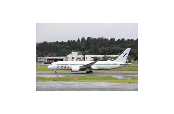 「Z」のロゴマークが描かれた「ジップエア　トーキョー」の機体＝15日午後、成田空港