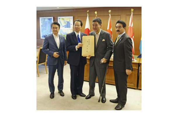 岸防衛相（右から2人目）に提言書を手渡す自民党国防議員連盟の衛藤征士郎会長（左から2人目）ら＝16日午前、防衛省