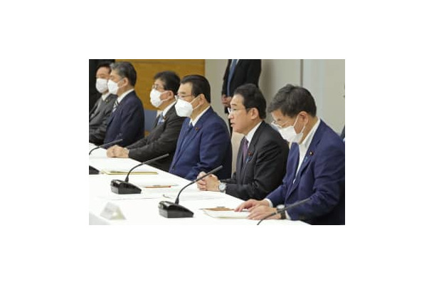 新型コロナウイルス感染症対策本部の会合であいさつする岸田首相（右から2人目）＝17日午前、首相官邸