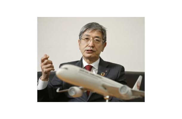インタビューに答える日本航空の赤坂祐二社長