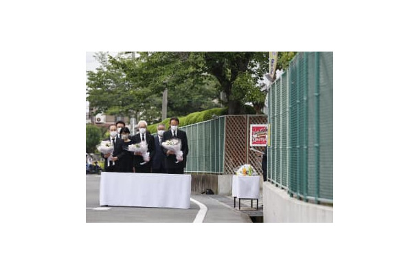 大阪府北部地震から4年となり、高槻市立寿栄小前で献花する浜田剛史市長（前列左から3人目）、松山健次校長（同左端）ら＝18日午前