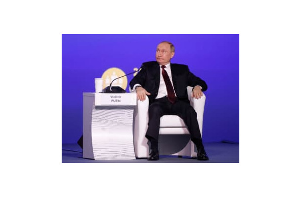 17日、ロシア・サンクトペテルブルクでの国際経済フォーラムに出席したプーチン大統領（ロイター＝共同）