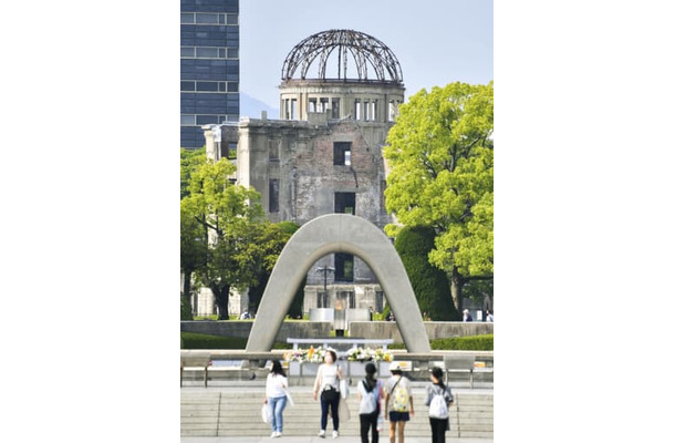 広島市の平和記念公園にある原爆慰霊碑。後方は原爆ドーム＝5月