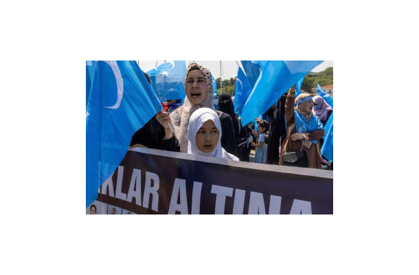 トルコ・イスタンブールの中国総領事館の近くで抗議活動をするウイグル族の女性ら＝5月26日（ロイター＝共同）