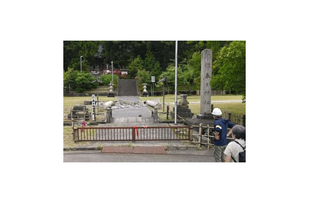 地震で鳥居が倒壊した石川県珠洲市の春日神社＝20日午前8時31分