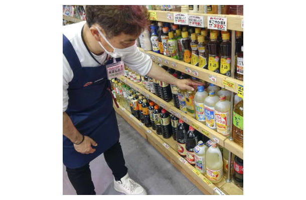 スーパー「アキダイ」の店頭に並ぶ食用油など＝20日午前、東京都練馬区