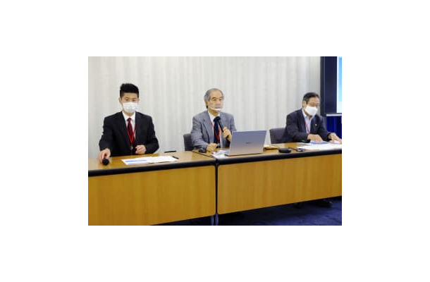 記者会見する理化学研究所労働組合などのグループ＝20日午後、厚労省