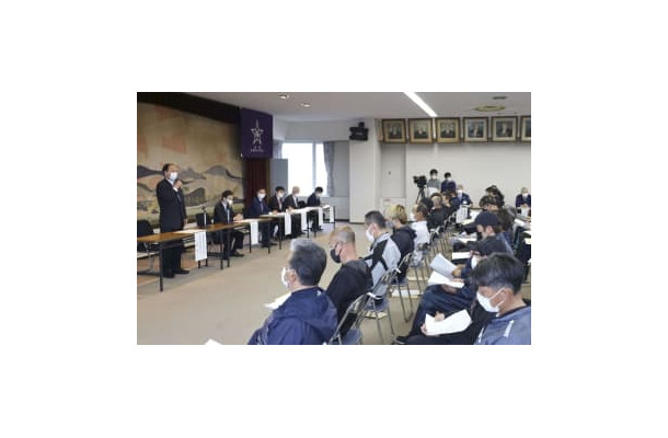 北方領土・歯舞群島の貝殻島周辺でのコンブ漁を前に、漁師らが参加して開かれた会合＝20日午後、北海道根室市