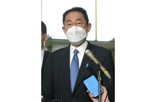 取材に応じる岸田首相＝20日午後、首相官邸