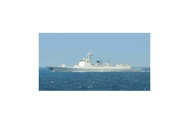 太平洋側を南下した中国海軍のミサイル駆逐艦＝20日（防衛省統合幕僚監部提供）