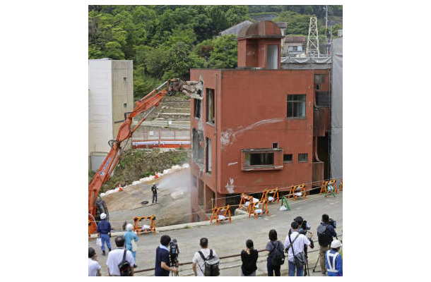 解体される静岡県熱海市の「丸越酒店」＝21日午前