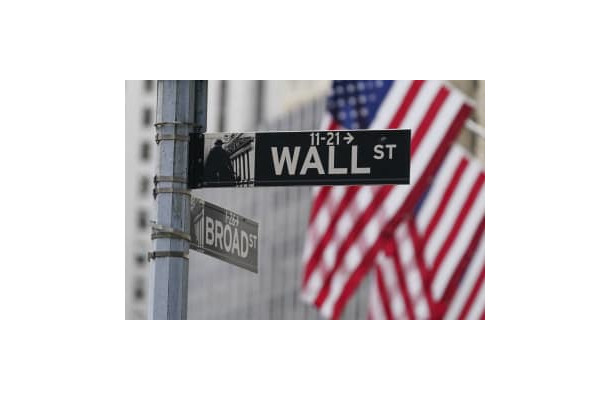 ニューヨーク・ウォール街の標識（AP＝共同）