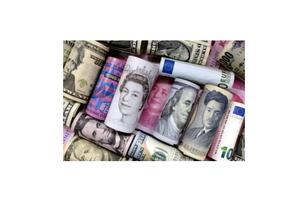 米ドルや日本円などの紙幣＝2016年1月（ロイター＝共同）