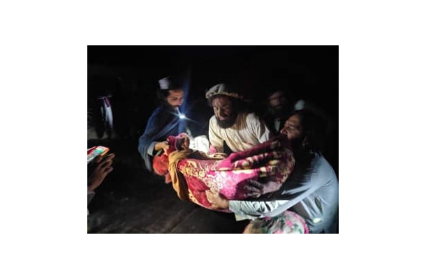 22日、アフガニスタン東部パクティカ州で、地震の負傷者を避難させる人々（Bakhtar　News　Agency提供、AP＝共同）