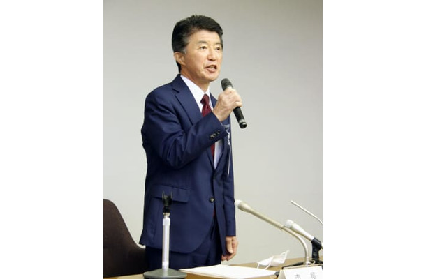 記者会見する東京都あきる野市の村木英幸市長＝23日午後、同市役所