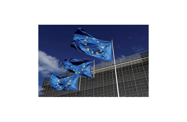ブリュッセルの欧州連合（EU）本部に掲げられた旗＝2020年8月（ロイター＝共同）
