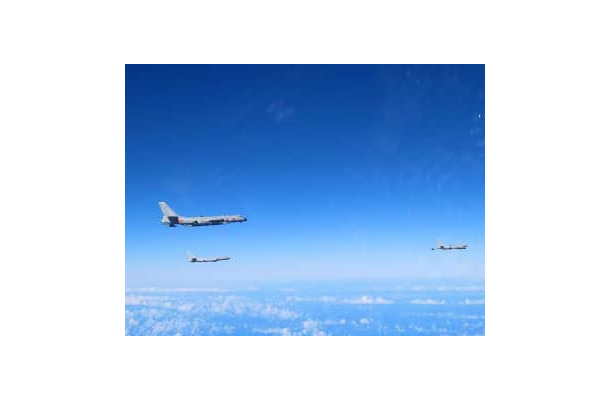 沖縄を通過した中国軍のH6爆撃機3機＝23日（防衛省統合幕僚監部提供）