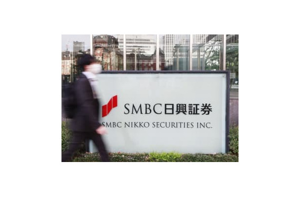 SMBC日興証券本社前の看板＝4月、東京都千代田区