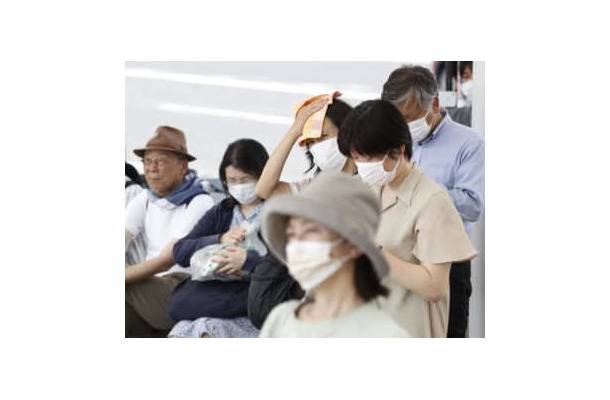厳しい暑さの中、街頭演説に耳を傾ける人たち＝24日午後、奈良市