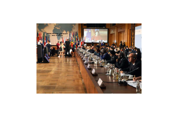24日、ドイツ・ベルリンで開かれた食料安全保障に関する閣僚会合に出席した代表ら（ゲッティ＝共同）