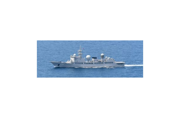 御蔵島と八丈島の間を通過した中国海軍の情報収集艦＝26日（防衛省統合幕僚監部提供）