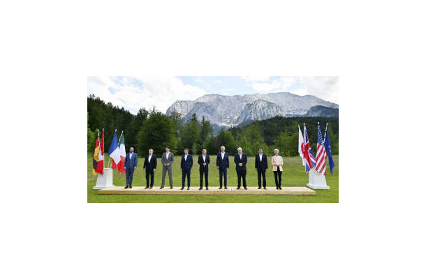 G7サミットで記念撮影に臨む（左から）EUのミシェル大統領、イタリアのドラギ首相、カナダのトルドー首相、フランスのマクロン大統領、ドイツのショルツ首相、米国のバイデン大統領、英国のジョンソン首相、岸田首相、EUのフォンデアライエン欧州委員長＝26日、ドイツ南部エルマウ（代表撮影・共同）