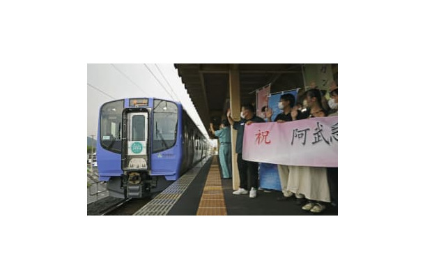阿武隈急行が全線再開され、福島学院前駅で車両を出迎える学生ら＝27日午前、福島市