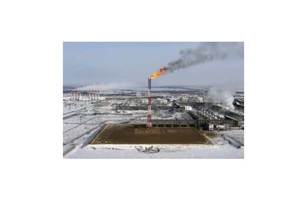 ロシア・クラスノヤルスク北にある油田＝2015年3月（ロイター＝共同）