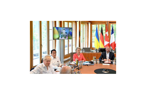 ウクライナのゼレンスキー大統領（上）がオンラインで参加して行われたG7首脳らの討議。左手前からジョンソン英首相、岸田首相ら＝27日、ドイツ南部エルマウ（代表撮影・共同）