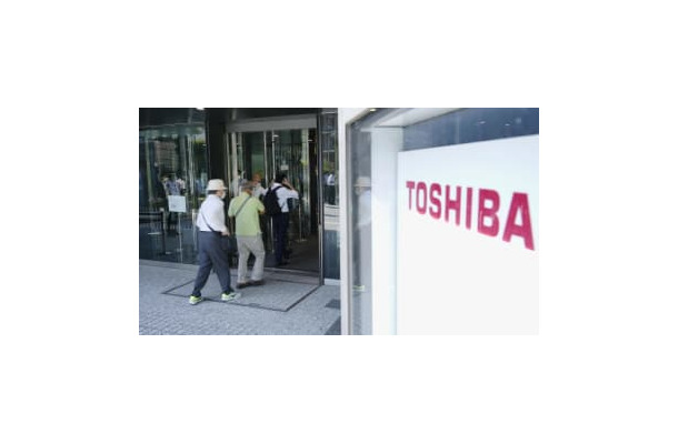 東芝の株主総会会場に向かう人たち＝28日午前、東京都新宿区