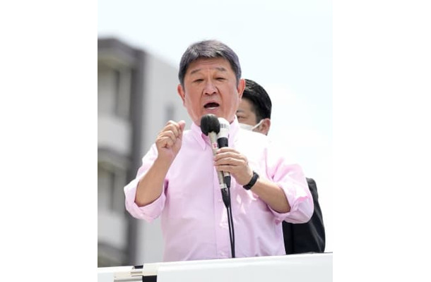 27日、水戸市での街頭演説で支持を訴える自民党の茂木幹事長