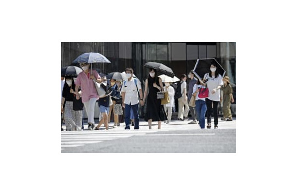 東京・銀座の交差点を横断する人たち＝28日午後