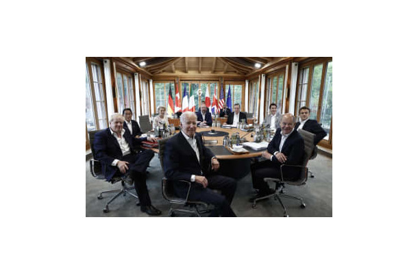 28日、ドイツ南部エルマウでG7サミットに出席した各国首脳ら（AP＝共同）