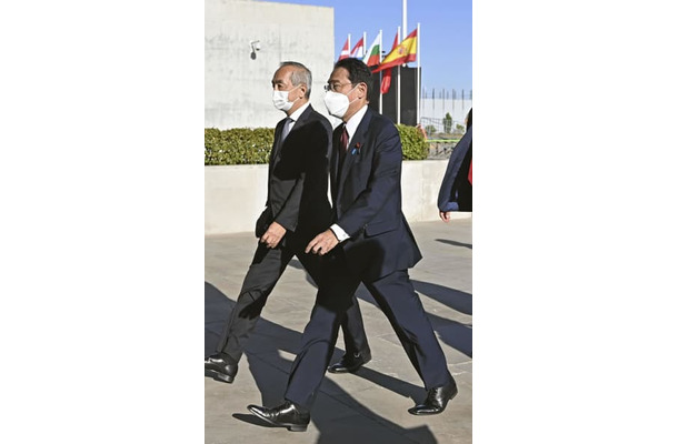 スペイン・マドリードに到着した岸田首相（手前）＝28日（代表撮影・共同）
