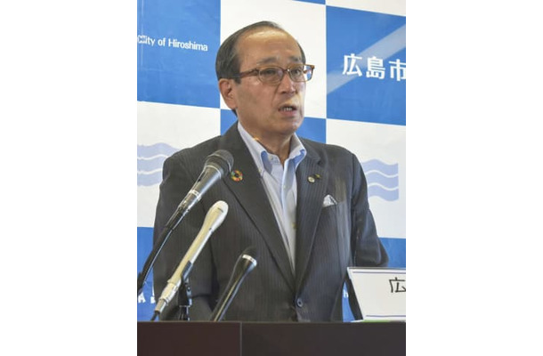 記者会見する広島市の松井一実市長＝29日午後、広島市役所