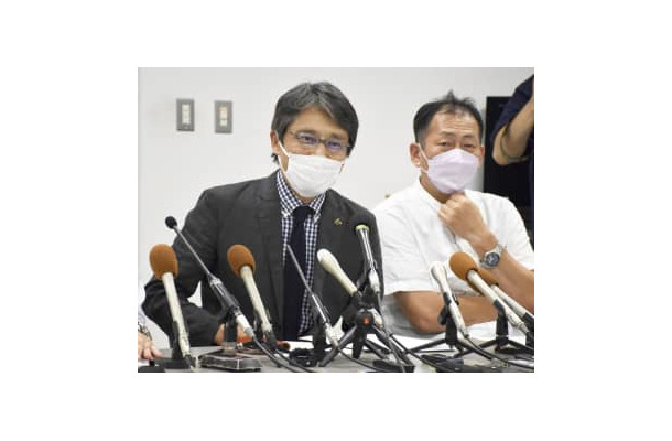 京都新聞HDの元相談役らの告発状を京都地検に提出し、記者会見した同紙社員の日比野敏陽さん（左）ら＝29日午後、京都市