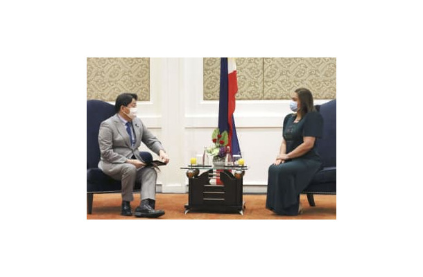 29日、フィリピンの首都マニラのホテルで、サラ・ドゥテルテ次期副大統領（右）と対談する林外相（共同）