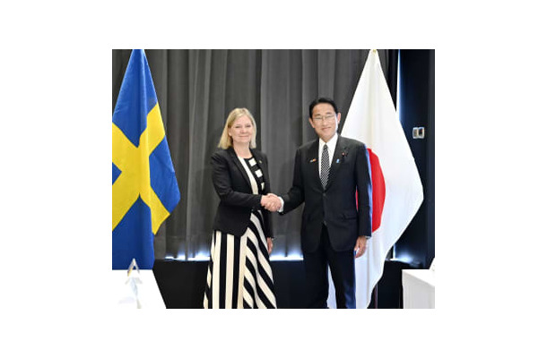 スウェーデンのアンデション首相（左）と握手する岸田首相＝29日、スペイン・マドリード（代表撮影・共同）
