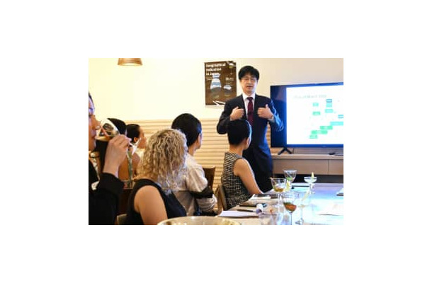 ニューヨークで開かれた日本酒類セミナーで講師の竹久健さん（奥）の話を聞く参加者＝29日（共同）