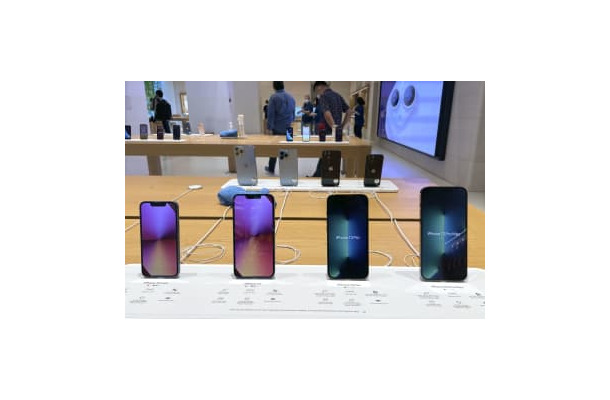 アップルのスマートフォン「iPhone13」シリーズの4機種＝2021年9月、東京都内