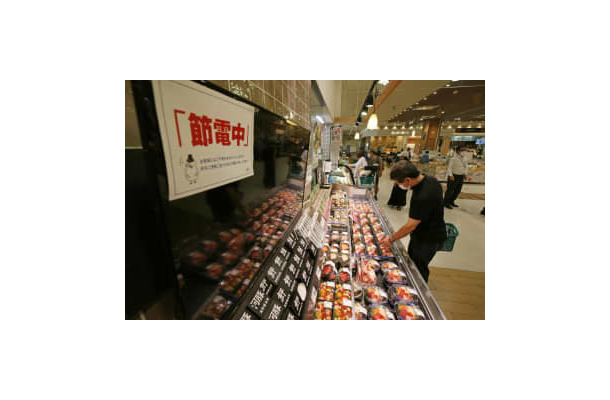 商品宣伝用のモニターが消されたイトーヨーカドー大森店の食品売り場＝1日午前、東京都大田区