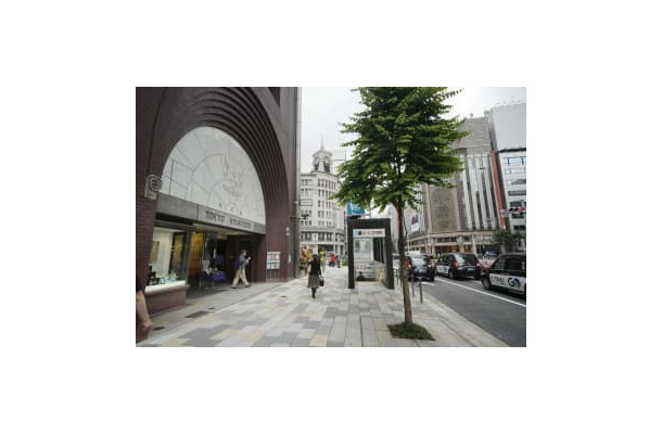 路線価が37年連続で全国最高となった東京・銀座の「鳩居堂」前